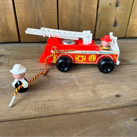 1968 Toy Fire Truck and little people wooden Fireman. - Picture 4 of 10